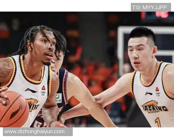 上海篮球队状态引发热议球迷对球队表现的不同看法与期待